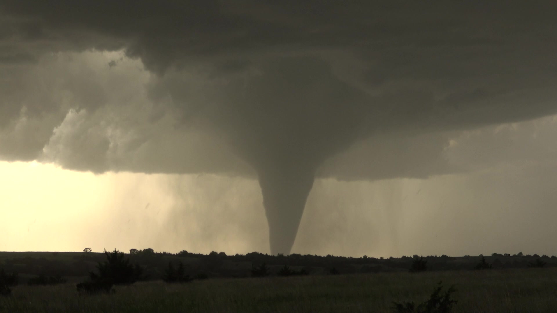 Large Tornado on the ground near Wellfleet, Nebraska