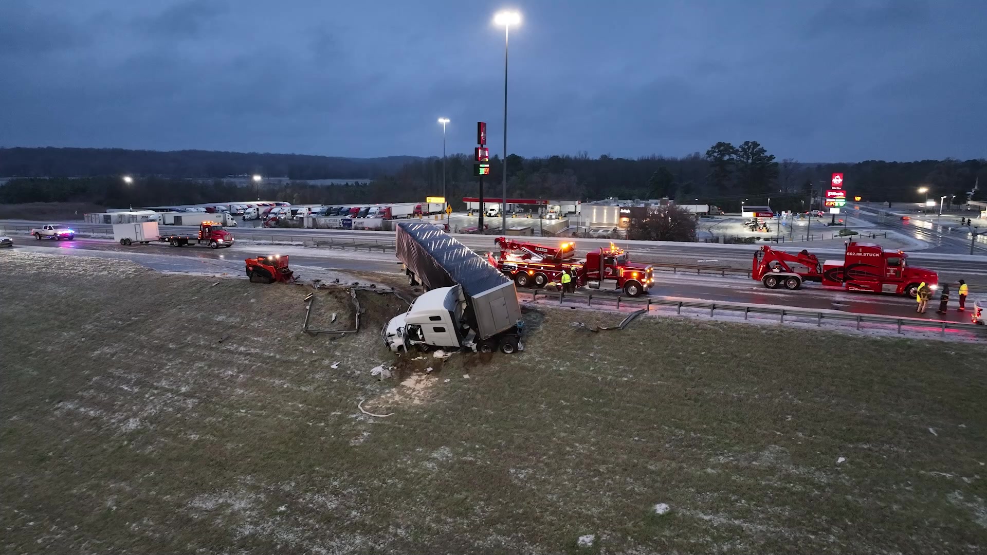 Road Chaos in Mississippi As Ice Storm And Winter Storm Hit The Region