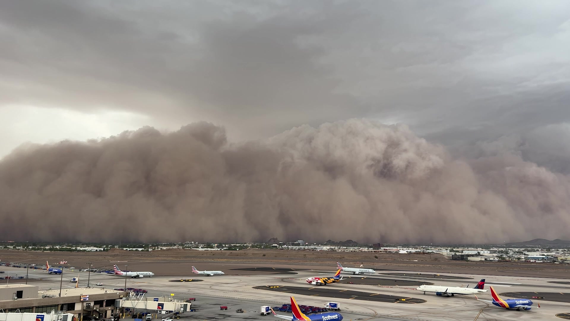 Massive Haboob Dust Storm overtakes downtown Phoenix, AZ