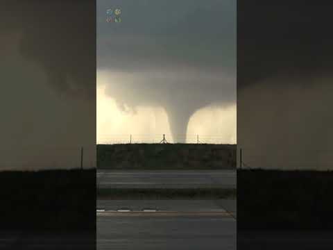 Large Kansas Tornado dangerously close to metro area